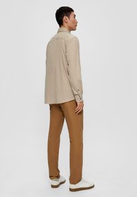 s.Oliver REGULAR - Hemd - helles beige