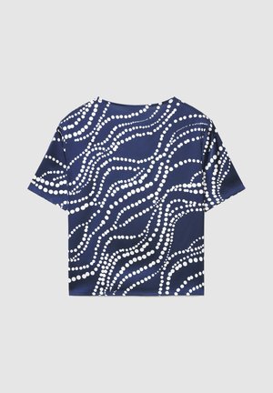 Maglietta a maniche corte di colore blu navy con motivo di puntini bianchi ondulati. Realizzata in un tessuto liscio, con una vestibilità comoda e senza decorazioni visibili.