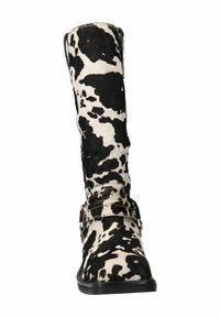 Cowboylaarzen in een zwart-wit koeienhuidpatroon, met een hoge schacht en een vlakke zwarte zool met een banddetails rond de enkel.