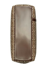 Hnedá kožená kabelka s lesklým hladkým povrchom, ozdobená lemom z látky s motívom písmen "DKNY" v béžových a hnedých odtieňoch.