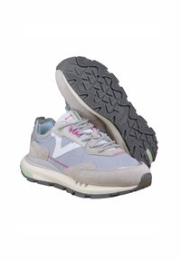 Zapatos deportivos en tonos gris y azul claro, con una combinación de gamuza y materiales sintéticos, que presentan detalles en rosa, una suela texturizada y cordones con patrones.