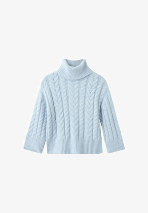 Svijetloplavi džemper s kabelskim uzorkom i visokim ovratnikom, s rebrastim manšetama i rubom, dugim rukavima te teksturiranim okomitim pletenim uzorkom.