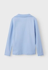 Himmelblaues Langarmoberteil mit geripptem Textil, umgeschlagenem Kragen und geradem Saum. Die Rückansicht zeigt keine zusätzlichen Muster oder Details.