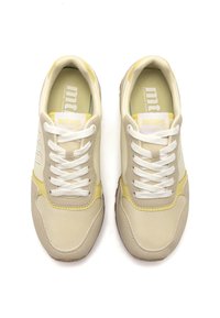 Sneakers beige con accenti gialli, materiali in rete e pelle scamosciata, punta arrotondata, lacci bianchi e suola in gomma texturizzata. Marchio visibile sulla soletta.