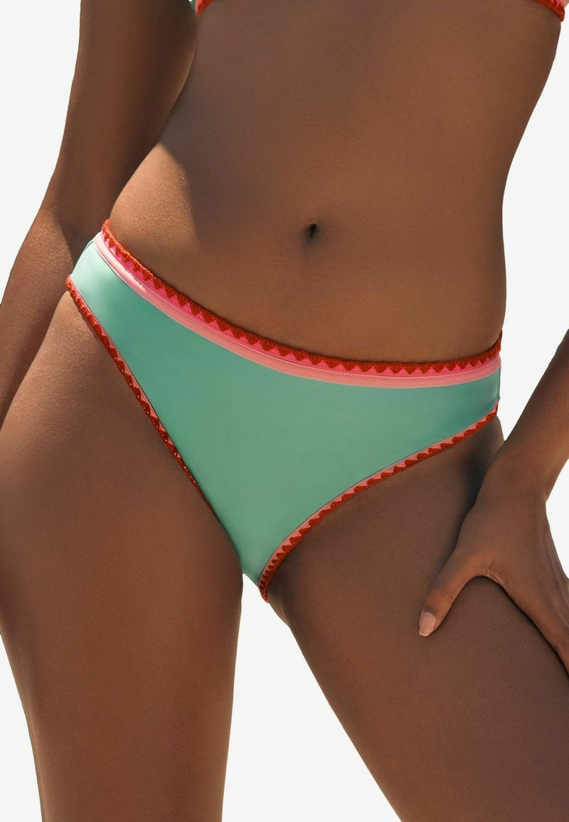 Parte inferior de bikini en verde menta con ribete ondulado en rojo y rosa. Presenta un diseño de cintura media, textura suave y forma ajustada.