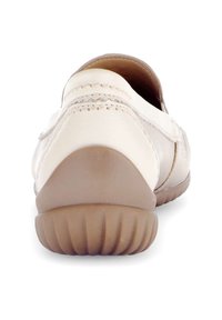 Kremowe buty wsuwane z gładką skórzaną cholewką, przeszyciami oraz teksturowaną gumową podeszwą. Okrągły nosek i niski obcas.