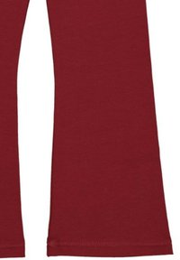 Bordeaux leggings zijn gemaakt van een gladde, rekbare stof, hebben een flared vorm aan de onderkant en een schone zoom zonder extra versieringen.