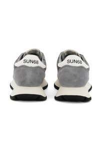 Scarpe sportive grigie con una tomaia in suede e mesh, dettagli bianchi con il marchio "SUN68" sul tallone e una suola in gomma nera testurizzata.