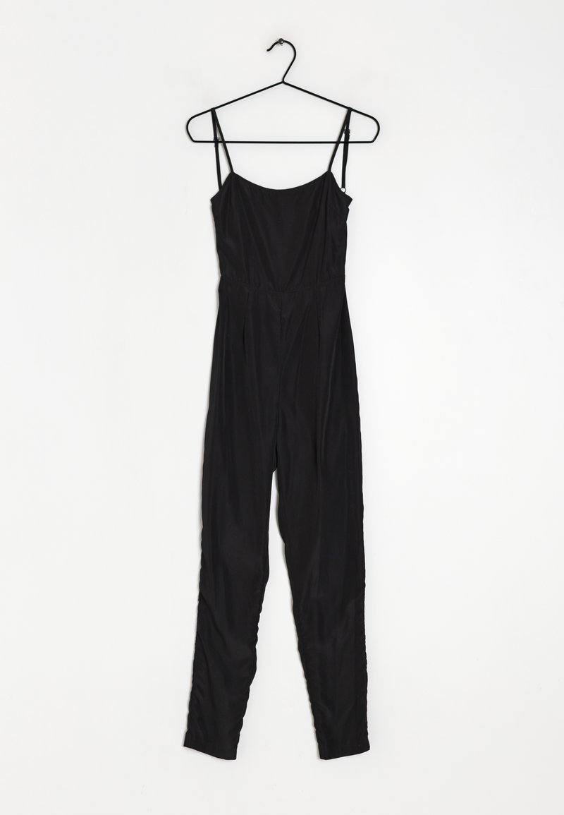 Svart jumpsuit med spagettiband, figurnära bodice och avsmalnande ben. Tillverkad av slät tyg, med en draperad midja och utan synliga knäppningar.