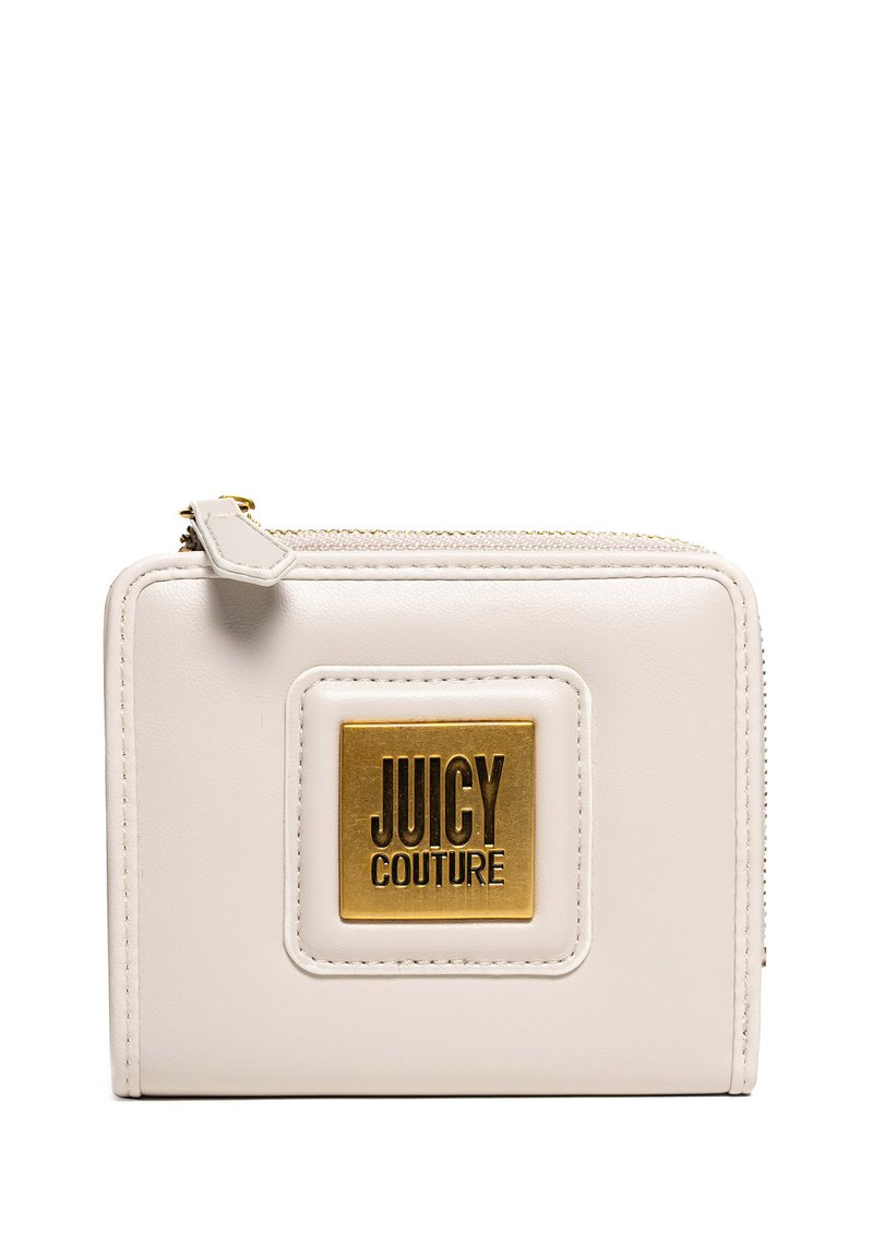 Portafoglio in ecopelle bianco con hardware dorato, dotato di una placca logo quadrata in rilievo con la scritta "JUICY COUTURE", chiusura a zip e dettagli cuciti.