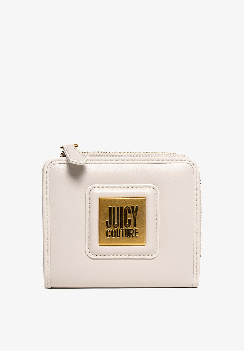 Portafoglio in ecopelle bianco con hardware dorato, dotato di una placca logo quadrata in rilievo con la scritta "JUICY COUTURE", chiusura a zip e dettagli cuciti.