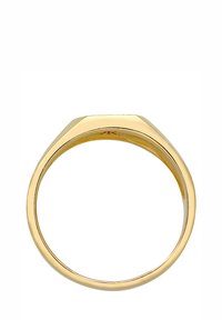 Ring i guldfarvet tone med et kantet, geometrisk design. Glat overflade, poleret finish og en bred ring, der skaber et robust udseende.