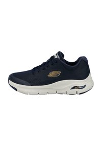 Zapatilla deportiva de color azul marino con parte superior de malla, media suela ligera y suela de goma. Presenta un logotipo en el lateral y un acento "ArchFit" cerca del talón.