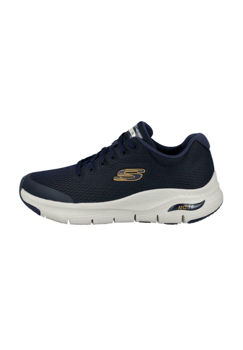 Zapatilla deportiva de color azul marino con parte superior de malla, media suela ligera y suela de goma. Presenta un logotipo en el lateral y un acento "ArchFit" cerca del talón.