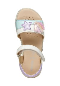 Sandalias infantiles con parte superior en blanco y azul claro, estrella morada y detalles iridiscentes con forma de concha, plantilla perforada beige y correa ajustable.