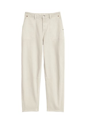 Pantalon beige clair droit avec poches plaquées à l'avant, passants pour ceinture, fermeture par bouton et détails de couture visibles.