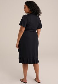 WE Fashion CURVE - Žerzejové šaty - black