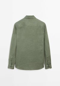 Groene linnen blouse met lange mouwen en een eenvoudige kraag, voorzien van knoopsluiting aan de mouwen en een textielstructuur. De achterkant laat schone lijnen en een minimaal ontwerp zien.