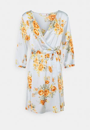 Robe cache-coeur florale avec un fond bleu clair, ornée de motifs floraux orange et verts, manches trois-quarts et détail de taille nouée.