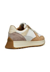 Baskets à lacets en matériaux mixtes comprenant du cuir blanc, du daim marron clair et des accents beige. Elles présentent une semelle en caoutchouc texturé et un col rembourré.