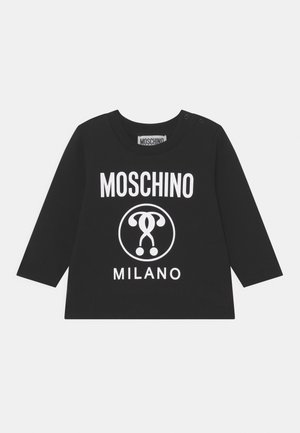 Zwart, langemakkelijk peuterhemd met witte tekst "Moschino Milano" en logo op de voorkant, met drukknoopjes op één schouder.