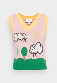 Pull sans manches en tricot, rose avec des accents jaunes, comportant un motif de moutons et de soleil. Ourlet côtelé en vert, représentant des arbres et de l'herbe.