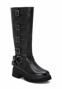 Bota de cuero negro hasta la rodilla con cuatro hebillas, una correa con un acento circular y una suela texturizada para mayor agarre.