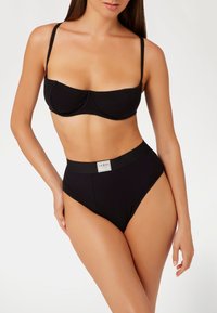 Čierny dvojdielny bikini set s rebrovanou textúrou, podprsenkou na drôtené ramienka a vysokým pásom s logom.