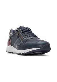 Sneaker de cuero azul oscuro con paneles texturizados, cremallera decorativa en el lateral, acentos en burdeos contrastantes y una suela de goma blanca.