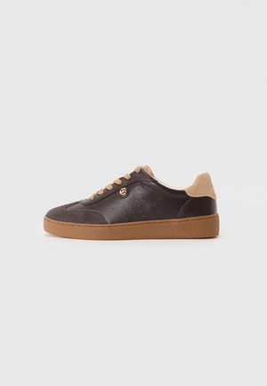 Donkerbruine leren en suede sneakers met tan veters en zool, gouden logolint, en "Michael Kors" gegraveerd op de zool.