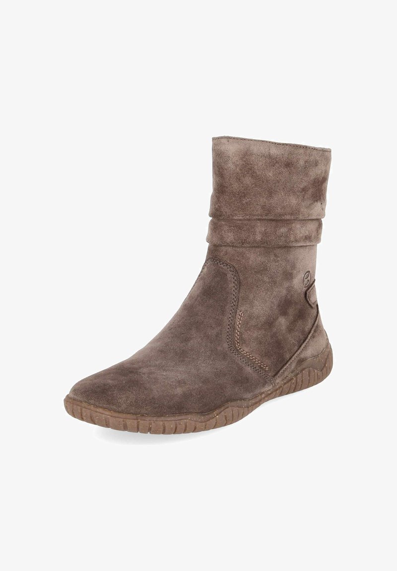 Botte mi-mollet en daim marron avec semelle en caoutchouc et dessus souple, présentée inclinée vers la gauche sur fond blanc.