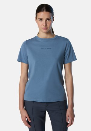 T-shirt blu a maniche corte realizzato in materiale morbido, con colletto a girocollo e logo "NORTH SAILS" stampato in blu scuro. Texture liscia.