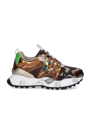 Zapatilla marrón y cobre metálico con detalle verde en el talón, suela blanca con diseño y cordones multitonales sobre fondo blanco.