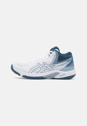 Scarpa da ginnastica bianca con design a basso profilo, dotata di una tomaia in rete testurizzata, accenti blu sfumati e suola in gomma.