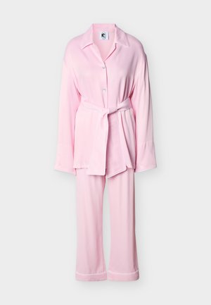 Ensemble de pyjama en satin rose clair à manches longues avec haut boutonné, ceinture assortie, pantalon à jambes larges et passepoil blanc aux poignets et ourlets.