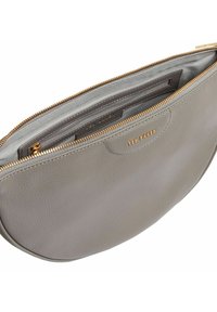 Graue Ledertasche mit glatter Textur und Reißverschluss in Goldoptik. Verfügt über ein geräumiges Innenfach und ein dezentes geprägt Logo auf der Vorderseite.