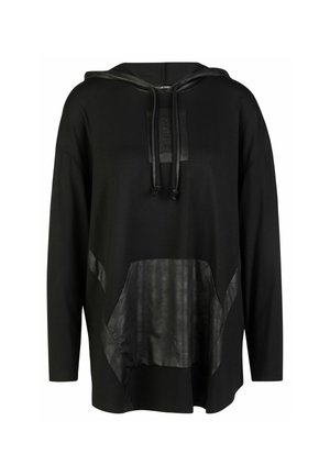 Zwarte hoodie met lange mouwen, glanzende neplederen kangoeroezak en patch op de borst, met trekkoorden en een losse pasvorm.