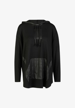 Zwarte hoodie met lange mouwen, glanzende neplederen kangoeroezak en patch op de borst, met trekkoorden en een losse pasvorm.