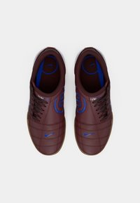 Μπορντό δερμάτινα αθλητικά παπούτσια με σχέδιο καπιτονέ, μπλε λεπτομέρειες, καφέ λαστιχένια σόλα και μαύρα κορδόνια. Λογότυπο Nike στην πλευρά.