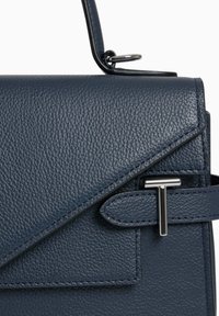 Borsa a mano in pelle blu navy con un design strutturato, dotata di una chiusura in argento, superficie testurizzata e pattina frontale angolare.