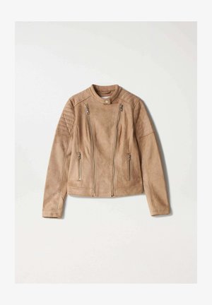 Chaqueta de moto de ante sintético marrón con un diseño ajustado, cremalleras asimétricas, acentos acolchados en los hombros y un cuello de banda.