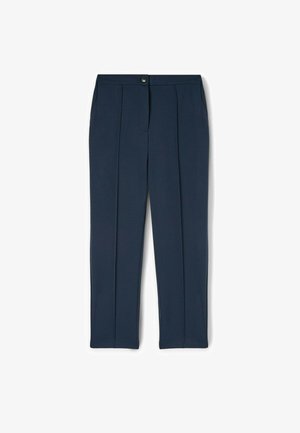 Marineblauwe op maat gemaakte broek met een rechte voorkant, voorzien van twee scherpe plooien, een knoopsluiting en een soepele stofstructuur.