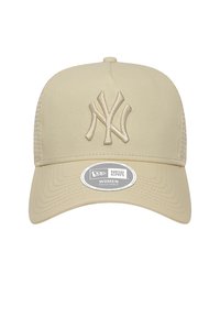 Bežs beisbola cepure ar strukturētu dizainu, ar izcilu Ņujorkas Jankiju logotipu, regulējamu snapback aizdari un sieta sānu paneļiem.
