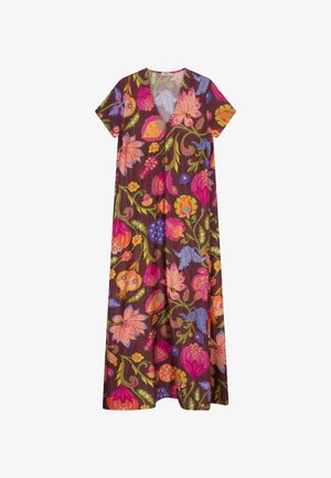 Maxi-jurk van donker bordeauxrood stof met levendige bloemenprints in roze, blauw en groen. Korte mouwen en V-hals ontwerp. Lichtgewicht, vloeiende textuur.