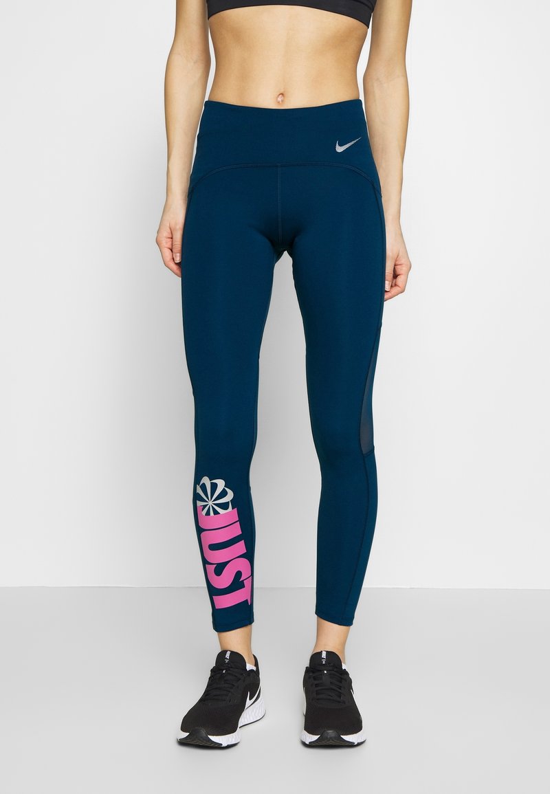Nike leggings tummansinisinä, joissa on korkea vyötärö, musta verkkopaneeli ja vaaleanpunainen "JUST" -grafiikka vasemmassa lahkeessa. Sileä kangas.