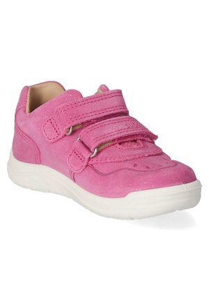 Różowy dziecięcy zamszowy sneaker z białą podeszwą i dwoma regulowanymi paskami na rzepy zapewniającymi pewne dopasowanie, pokazany na białym tle.