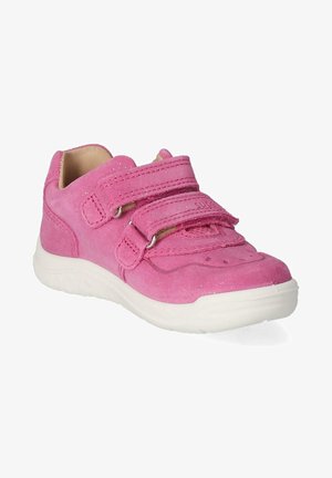 Różowy dziecięcy zamszowy sneaker z białą podeszwą i dwoma regulowanymi paskami na rzepy zapewniającymi pewne dopasowanie, pokazany na białym tle.