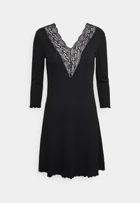 Vestido preto com mangas de 3/4, decote em V com aplicação de renda, saia rodada e bainha com acabamento em ponta. Tecido macio com textura suave, apresentando detalhes em renda intricados.