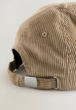 Cappello di velluto a coste marrone con una superficie texturizzata, visiera curva e cinturino regolabile con fibbia metallica sul retro.