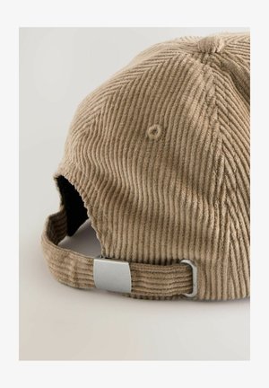 Smeđi kord kapu s teksturiranom površinom, zakrivljenim vizirima i podesivim remenom s metalnom kopčom na stražnjoj strani.